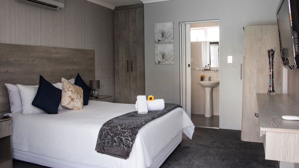 ROOM, DOUBLE BED
