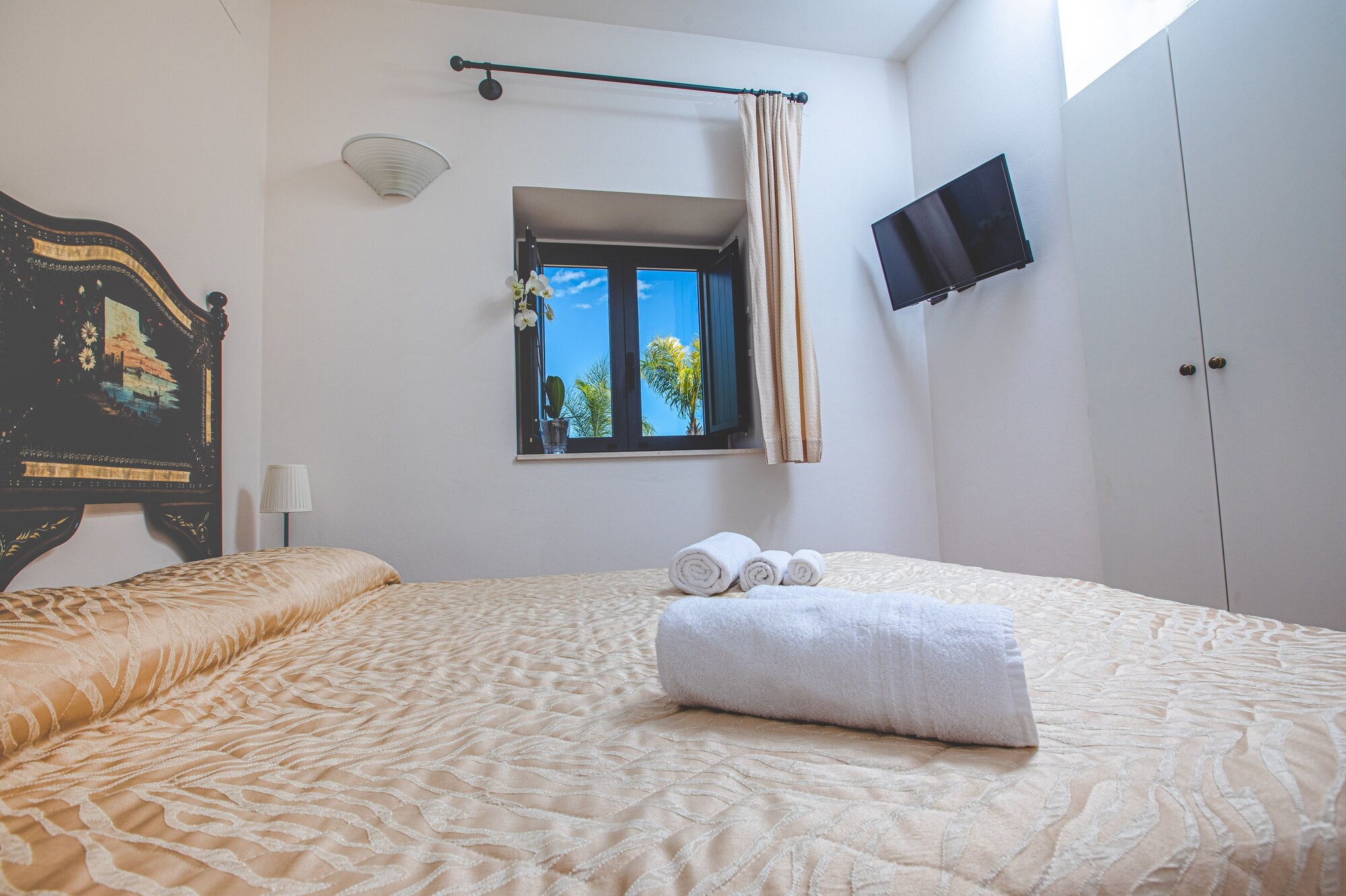 ROOM, DOUBLE BED, SMALL