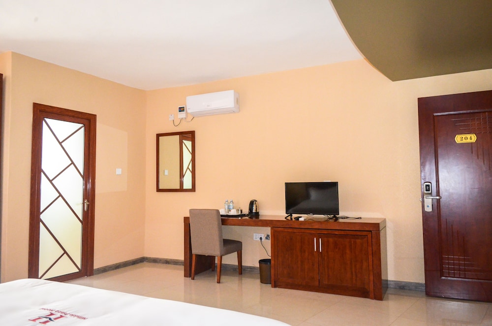 HILLSIDE PLAZA HOTEL 58/66