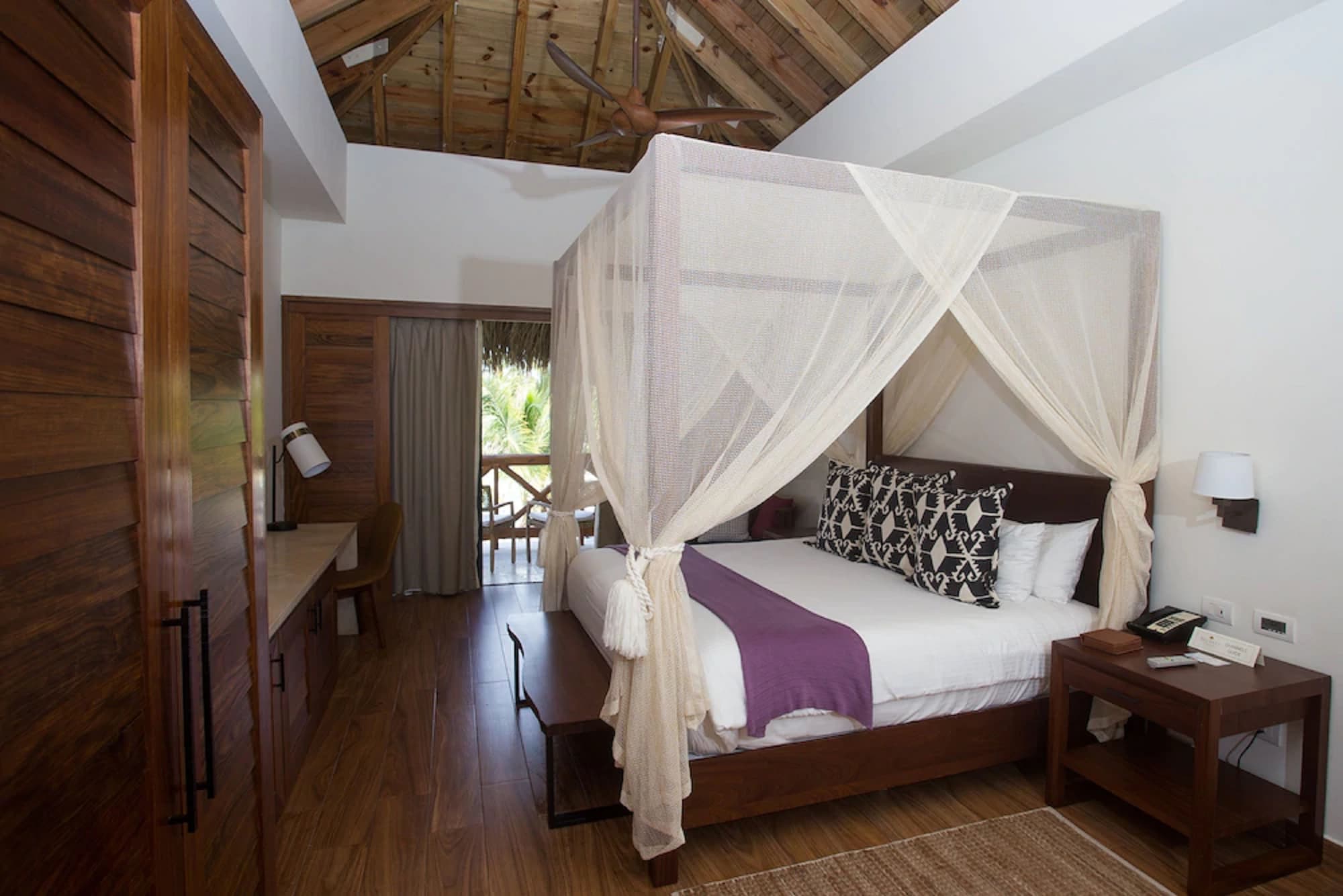 Preferred Club, Suite, Bungalow, King Bed, Pool View