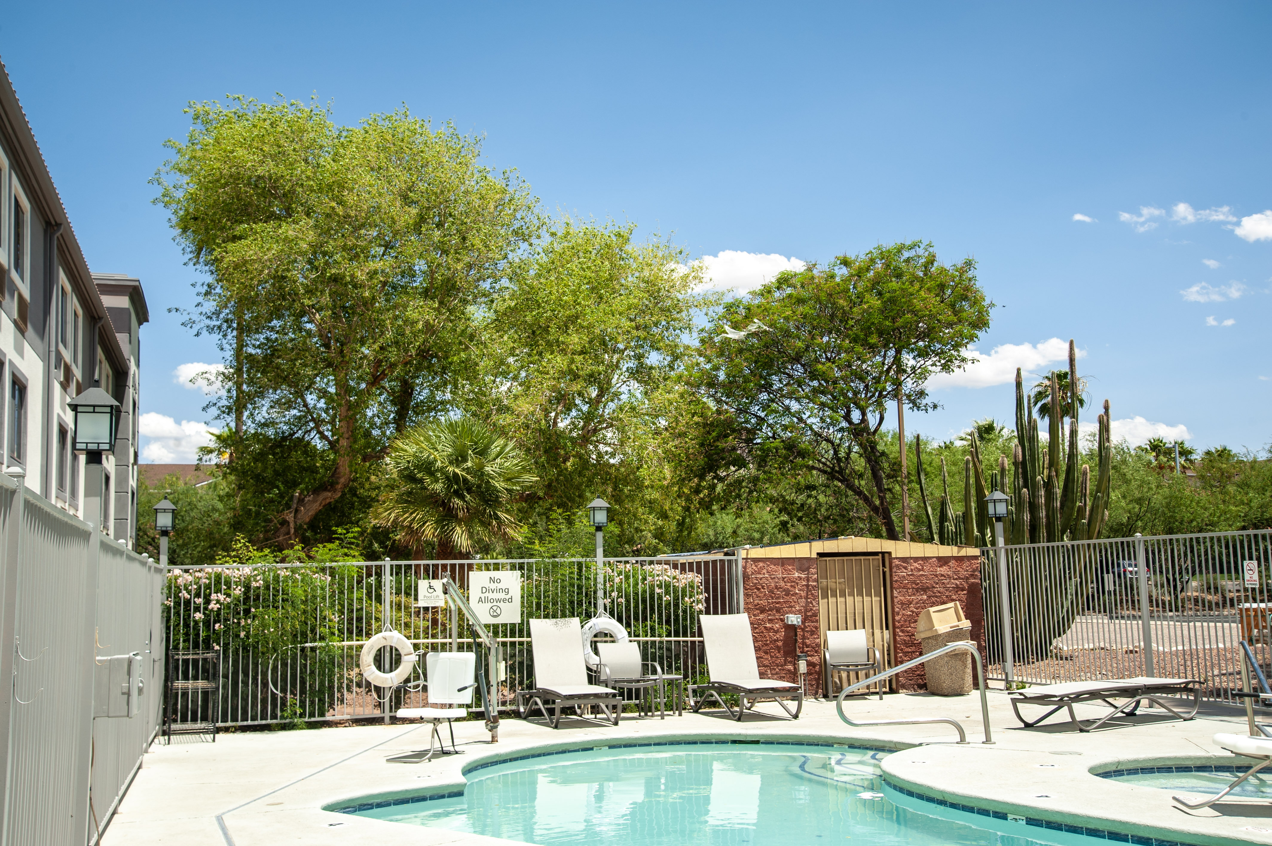 Holiday Inn Express Tucson Airport 66/75