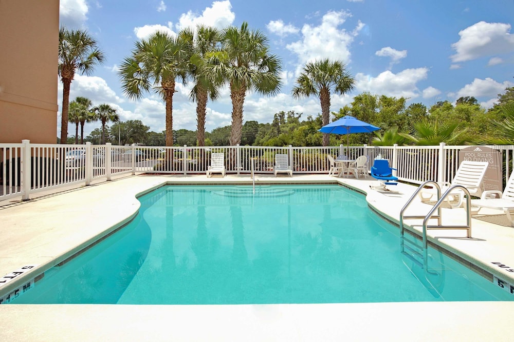 Microtel Inn & Suites By Wyndham Bushnell 10/24