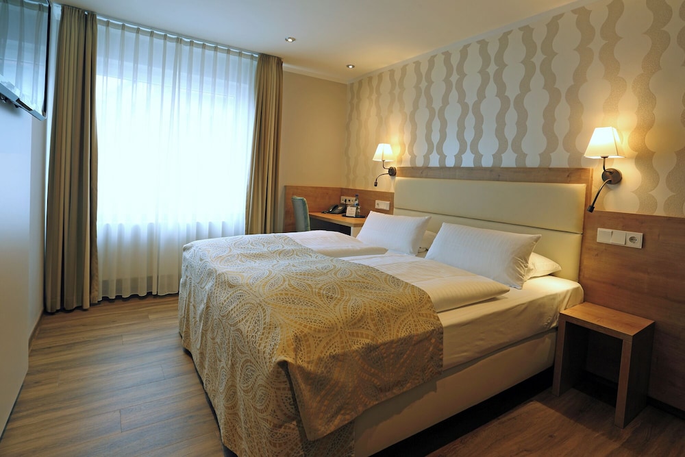 Plus, Standard, Double Bed, Street Side View