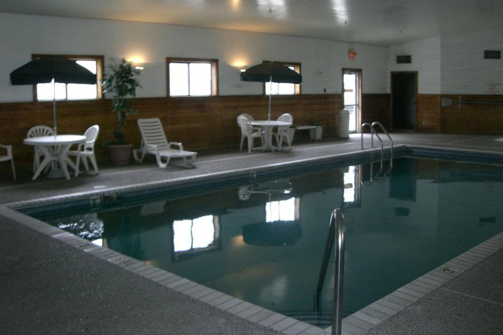 Norwood Inn Suites Roseville 20/30