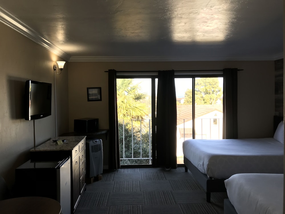 Inn By the Bay Monterey 30/56