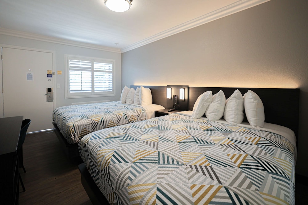 Deluxe, 2 Queen Beds, Motel6 Tustin, CA – Orange County 2/8