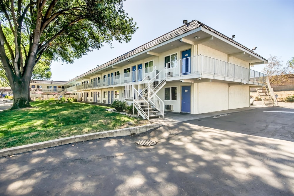 Motel6 Stockton, CA - North 42/46