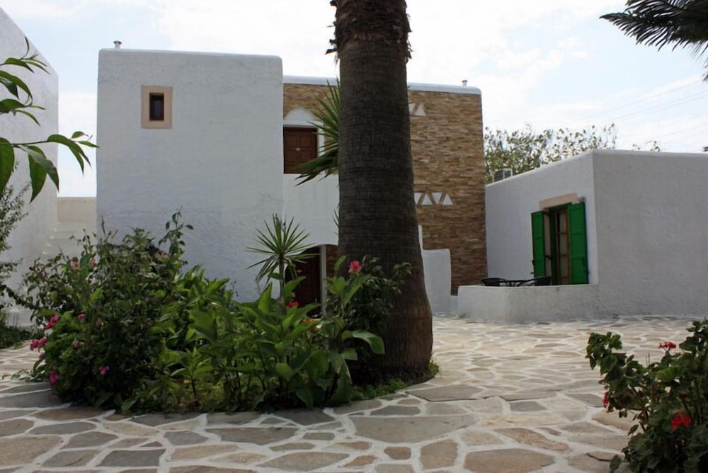 Naxos Holidays 61/64