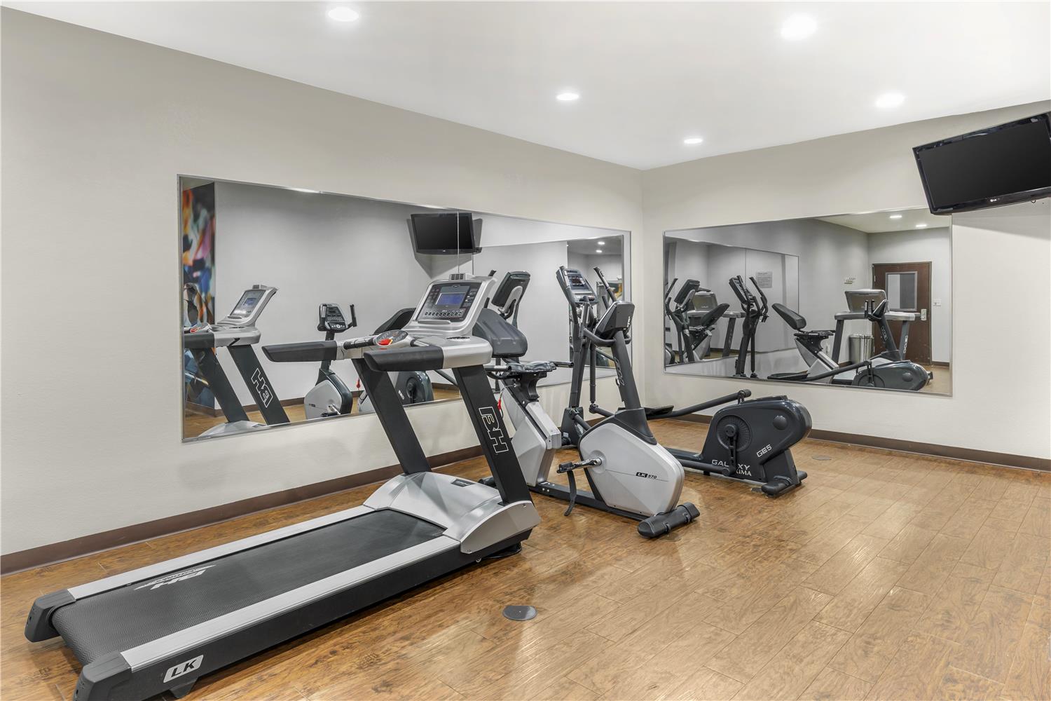 Best Western Plus Fort Worth Forest Hill Inn and Suites 13/34