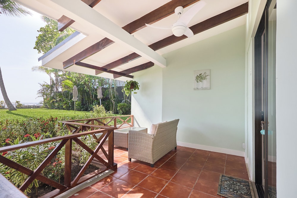 Perla de la Playa Beachfront Hotel 4/48