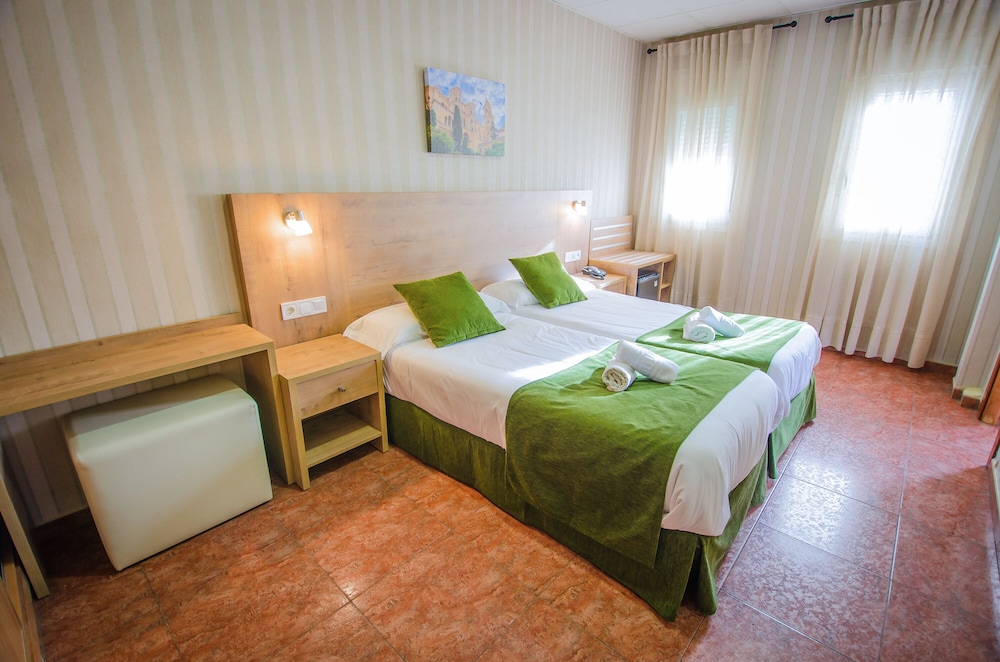 ROOM, DOUBLE OR TWIN BED