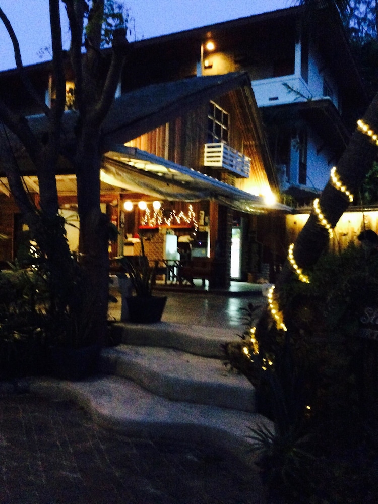Sunshine Beach Resort 4/100