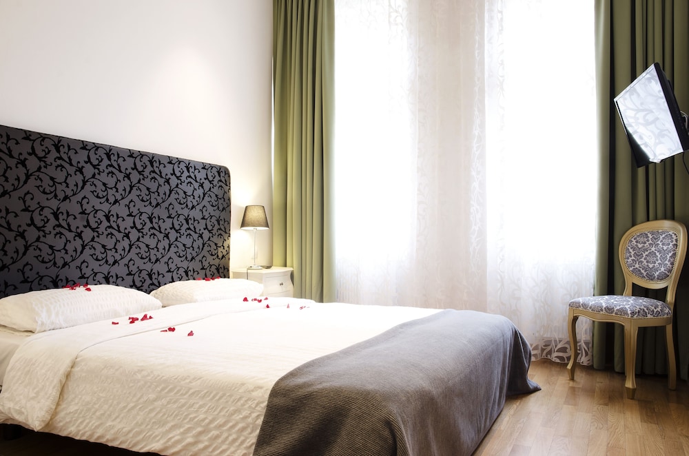 Dolce Vita Suites Hotel 8/48