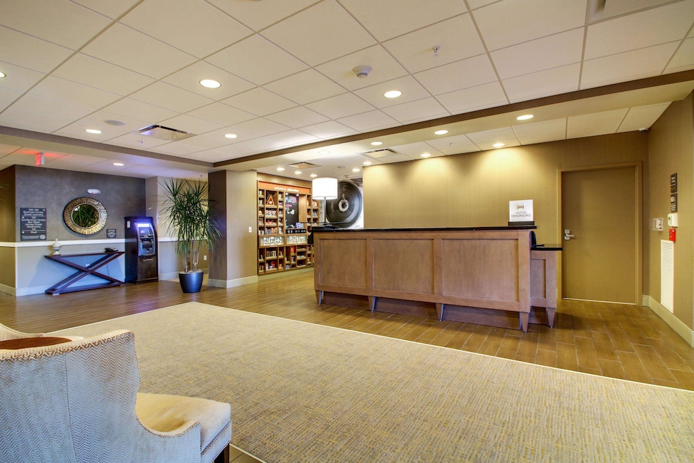 Hampton Inn & Suites Milwaukee West 12/64