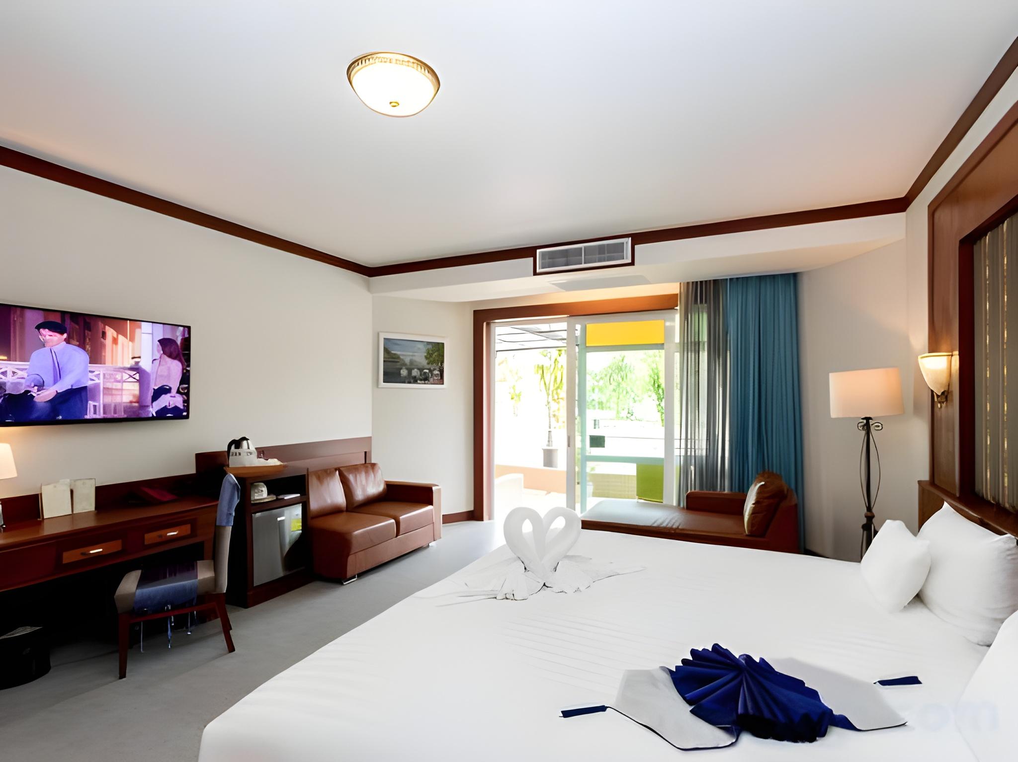 Executive, Suite, Pool Front