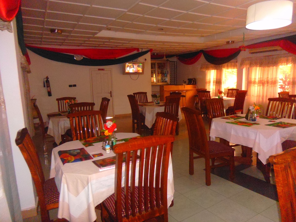 Wadoma Royale Hotel 12/18