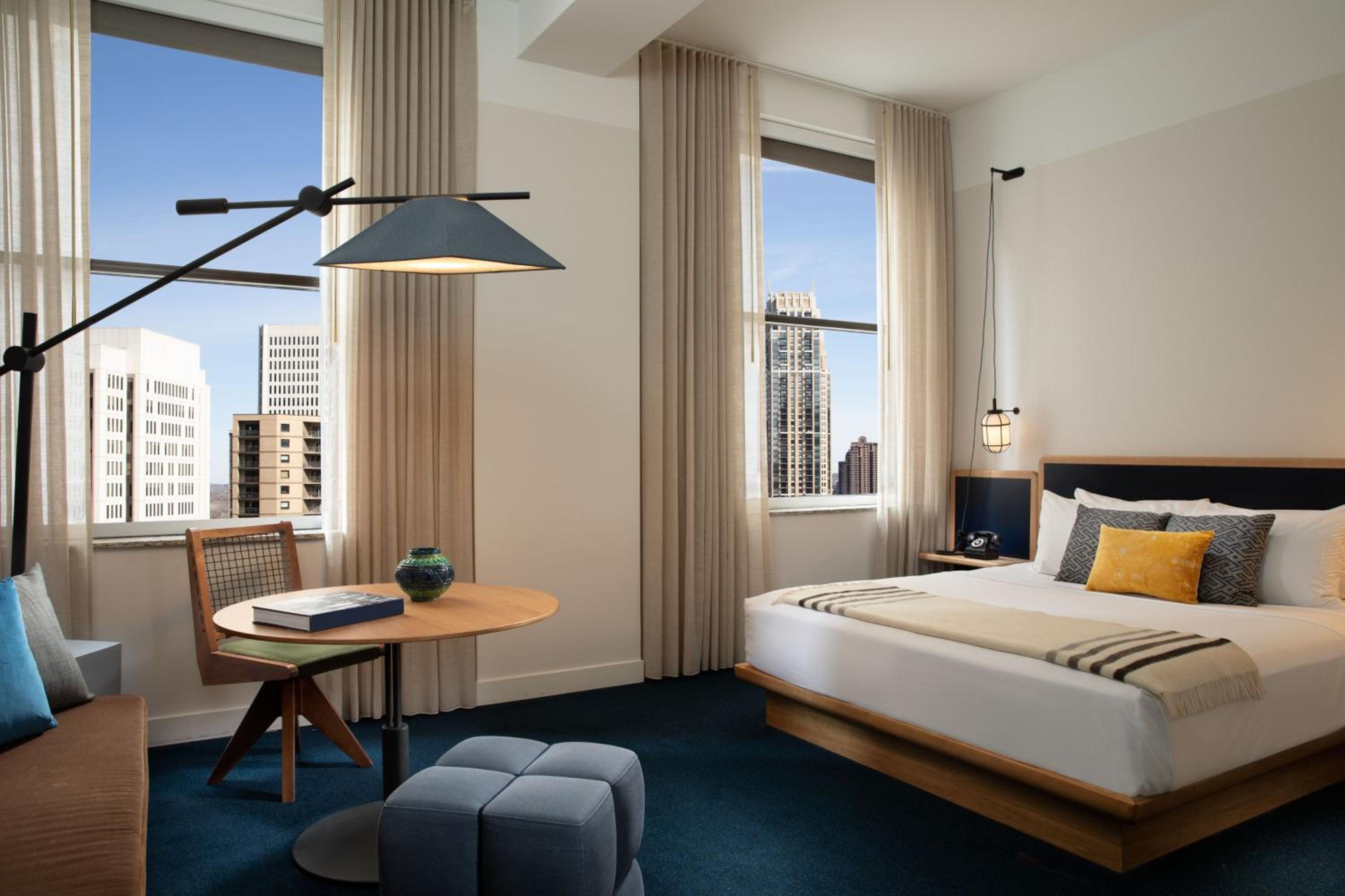 DELUXE, KING BED