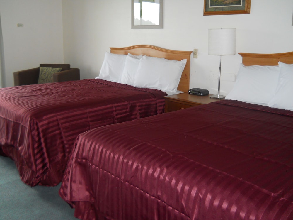 Oyster Bay Inn & Suites 22/70
