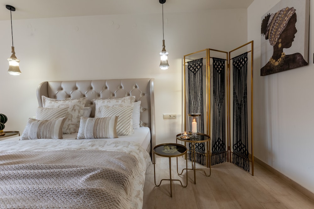 JUNIOR SUITE, STUDIO, QUEEN BED, GARDEN VIEW