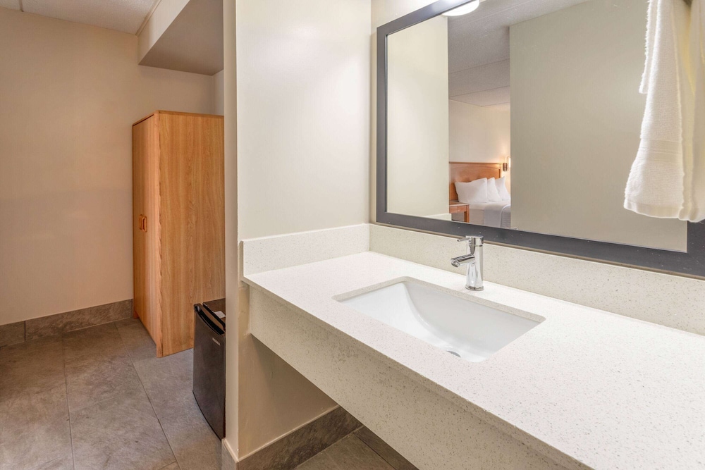 Days Inn by Wyndham Birch Run 33/36