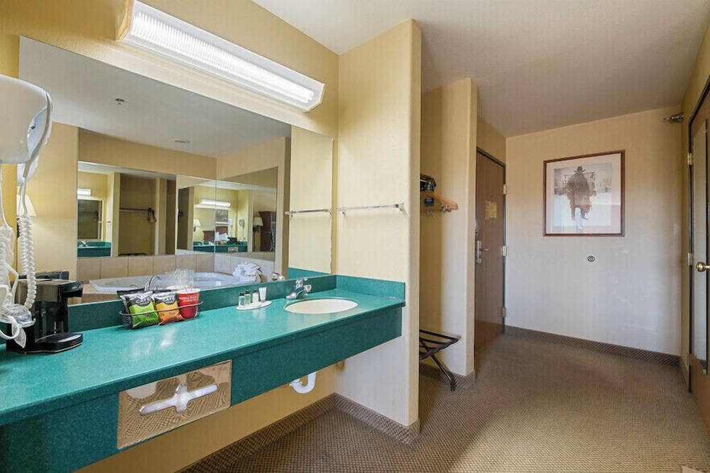 Pinedale Hotel & Suites 35/50