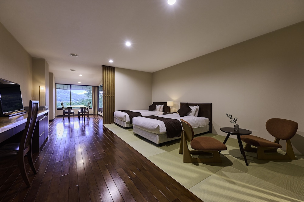 DELUXE, LUXURY, TWIN BEDS