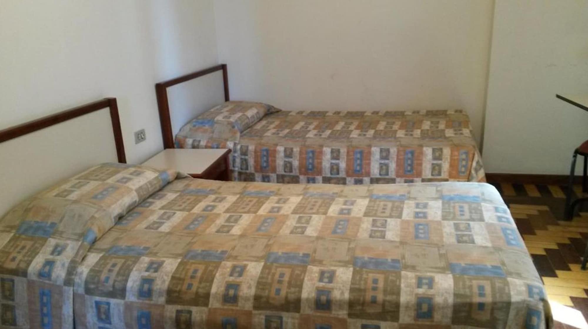 ROOM, TWIN BEDS