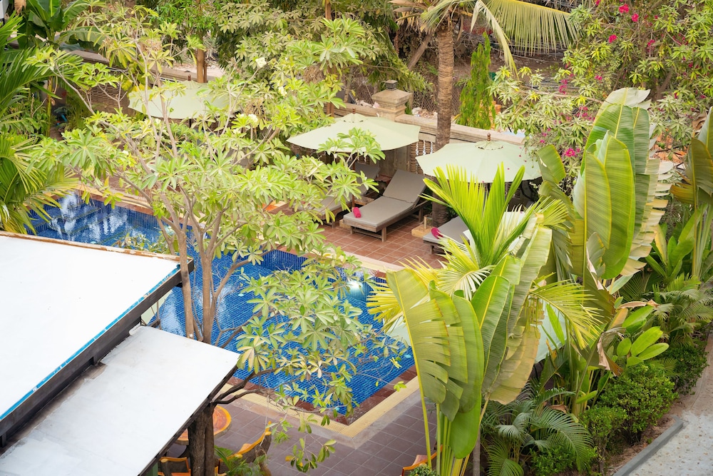 Reveal Courtyard in Reveal Angkor 55/60