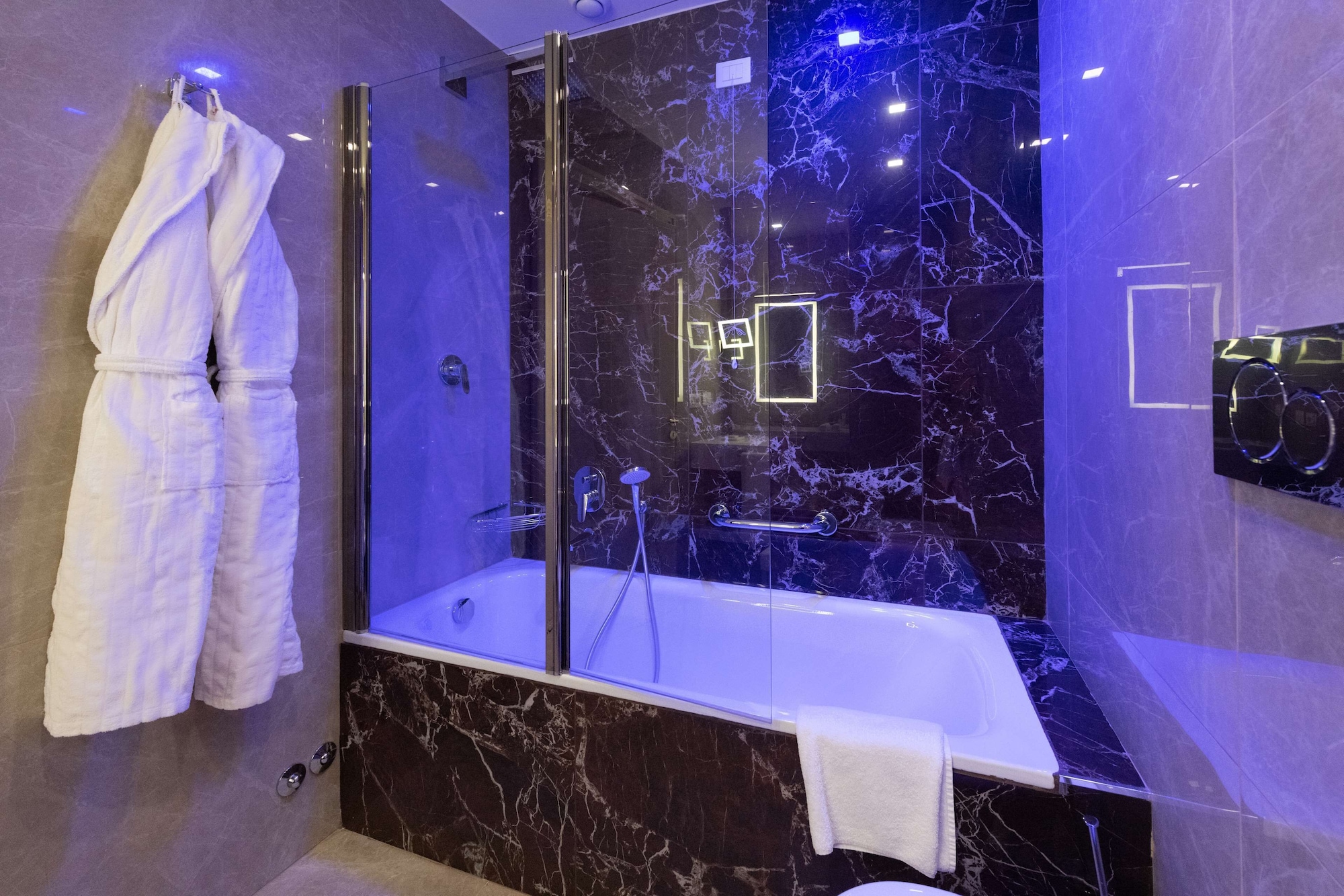 Junior Suite, Queen Bed, Radisson Blu Ghr Hotel Rome 6/7