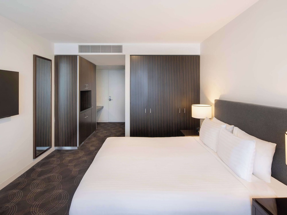 DELUXE, KING BED