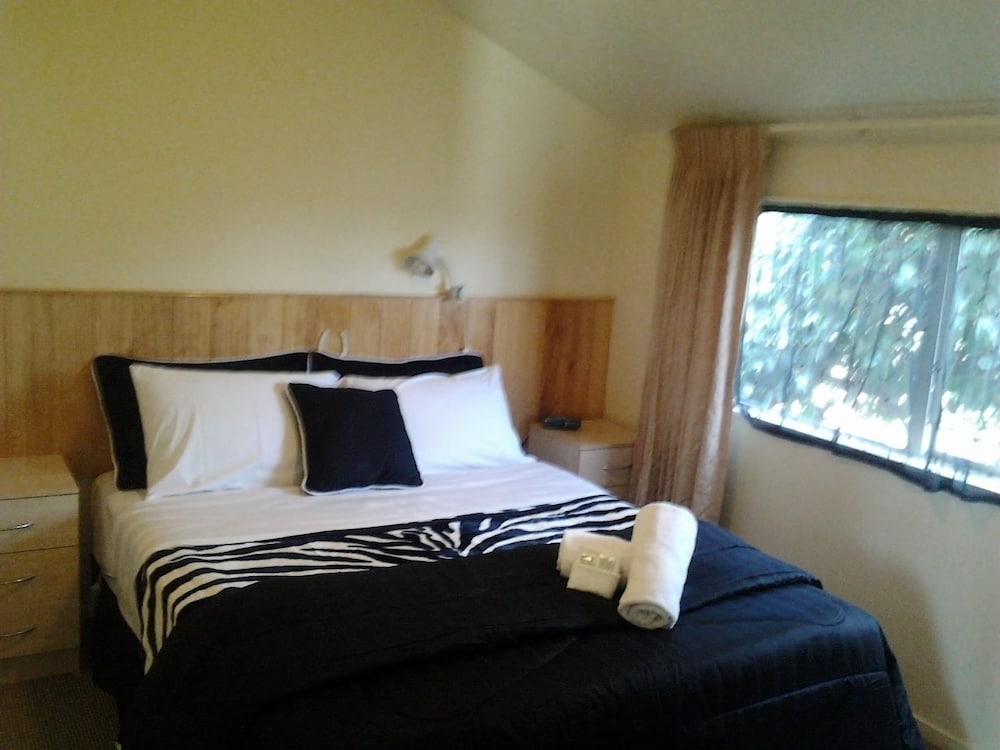 Avondale Motor Inn 11/36