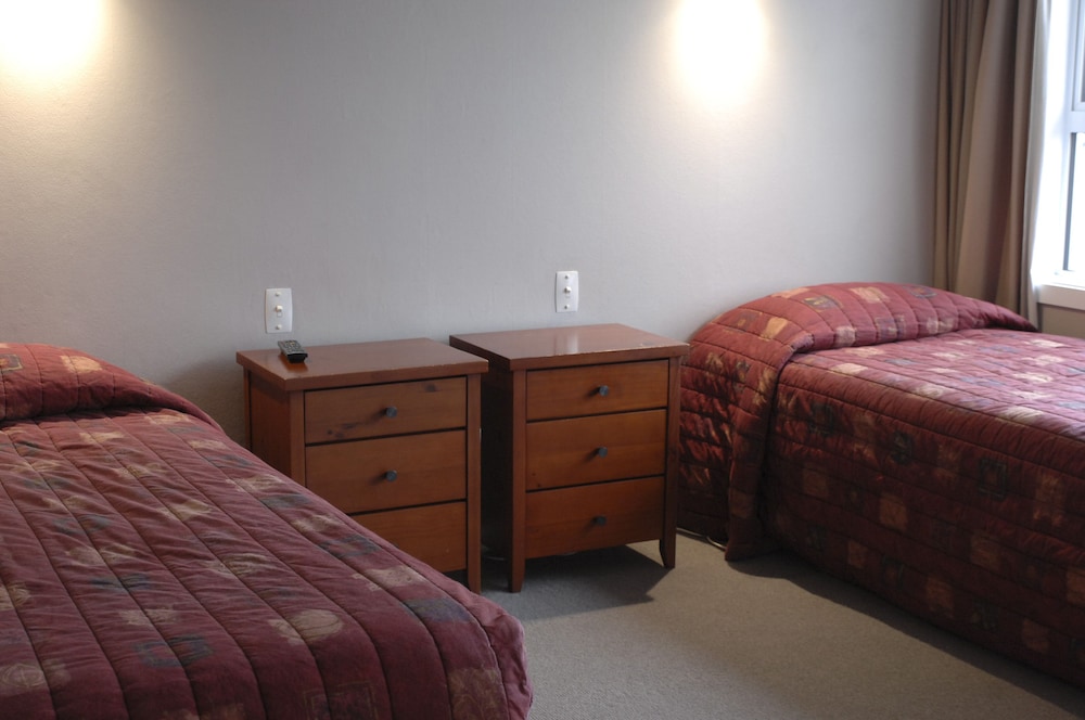 295 On Tay Motel 11/51