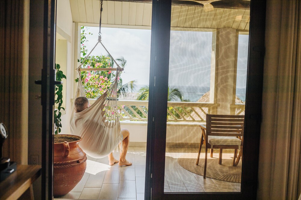 Tranquilseas Eco-Lodge, Diving Center, Restaurant &amp; Bar 20/50