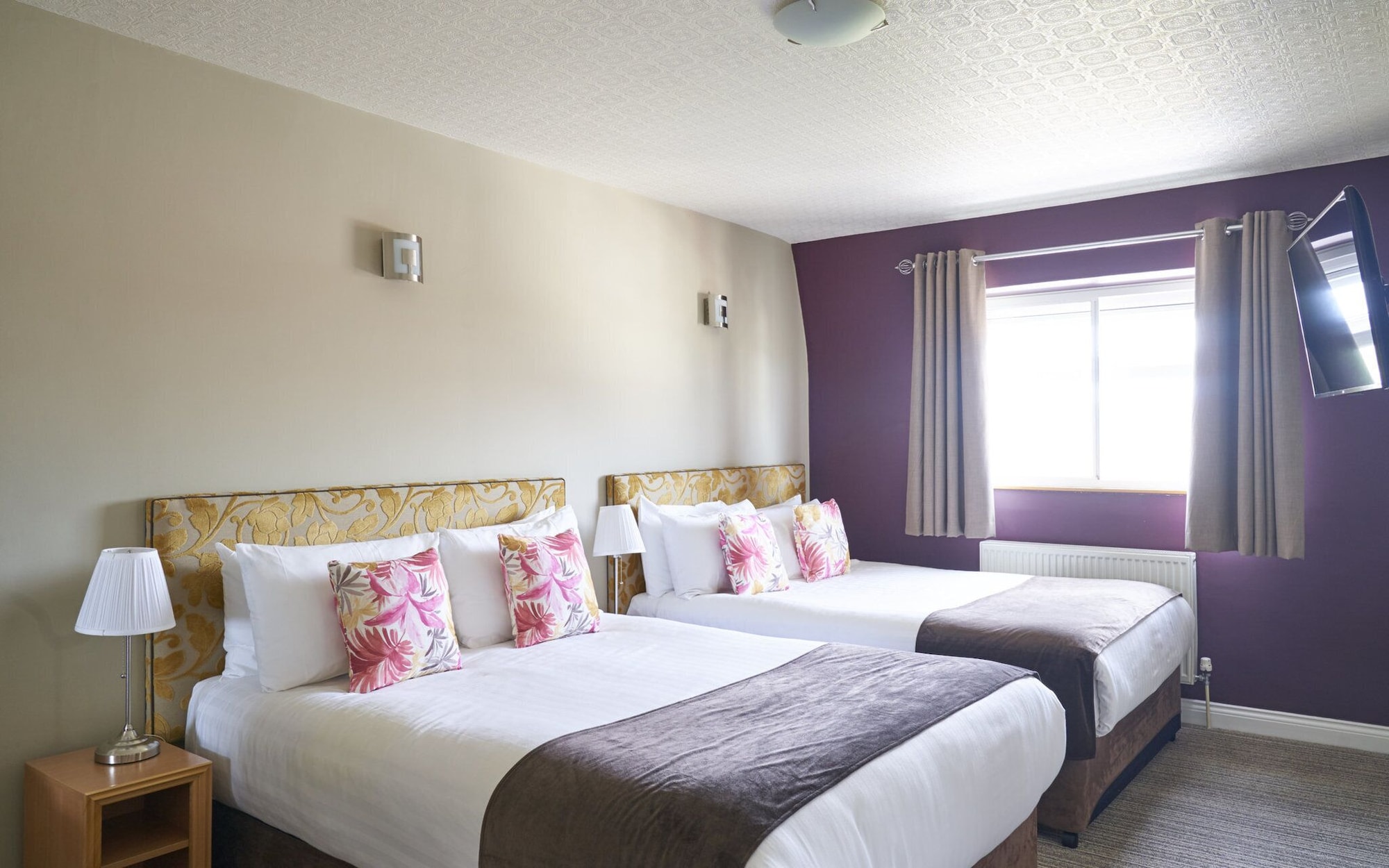 EXECUTIVE, DOUBLE OR TWIN BED