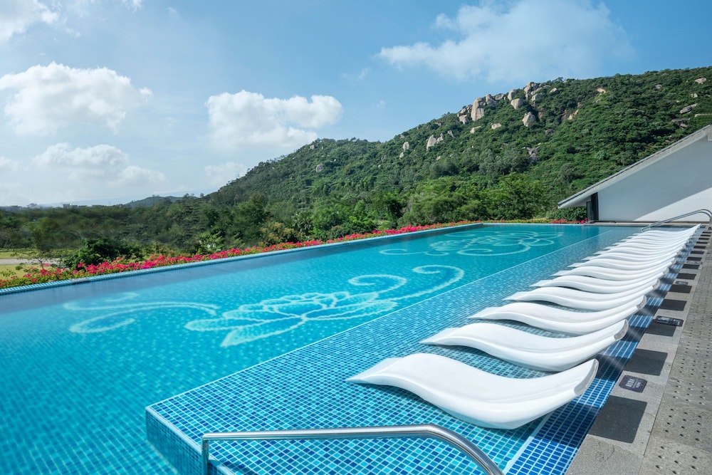 Sheraton Maoming Hot Spring Resort 15/30