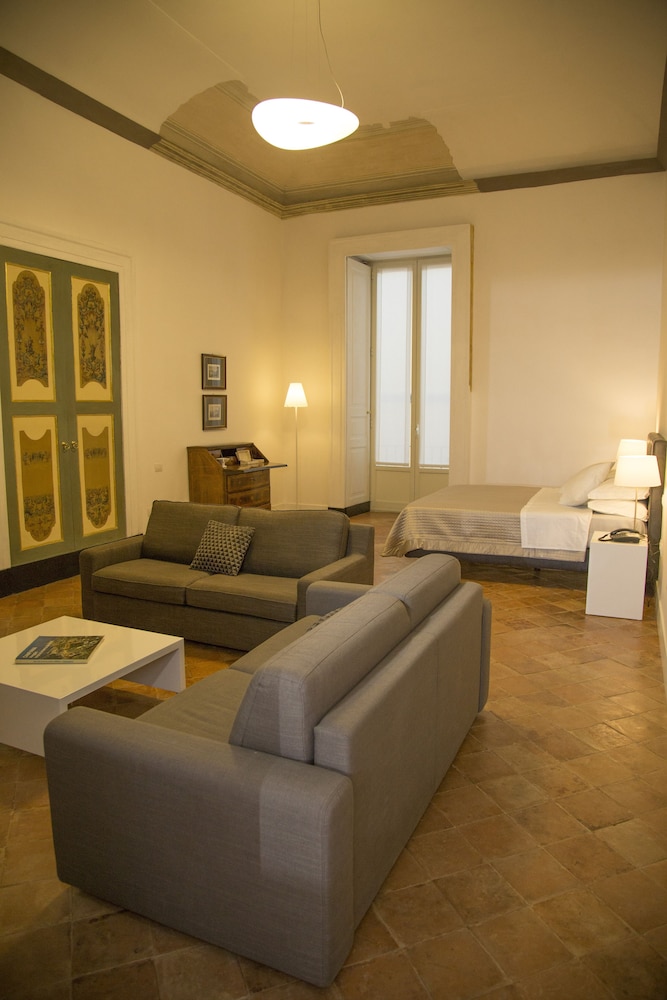 SANTA CHIARA BOUTIQUE HOTEL 46/73