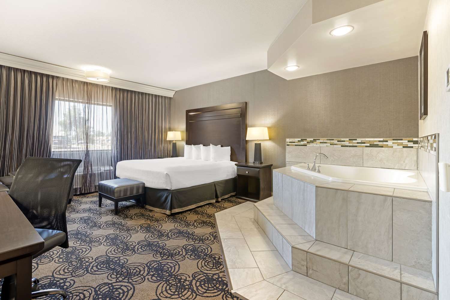 غرفة بسرير كينج بحوض جاكوزي، Best Western Plus Midwest Inn 3/4