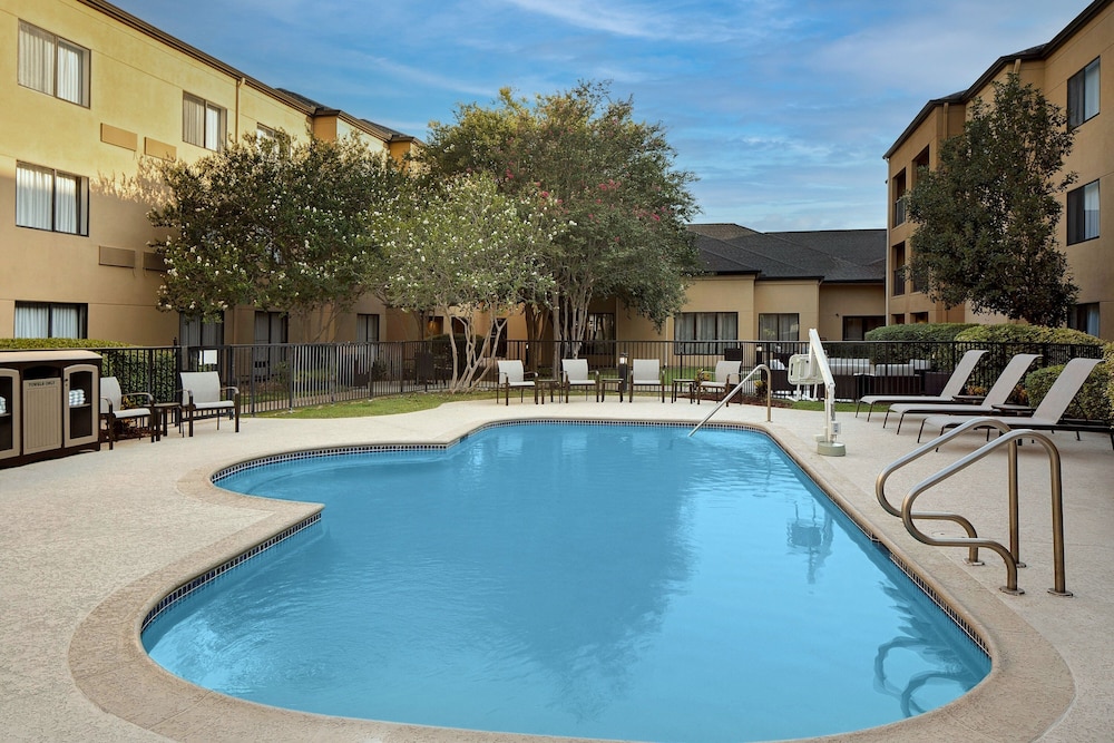 Courtyard By Marriott Houston Westchase 25/28