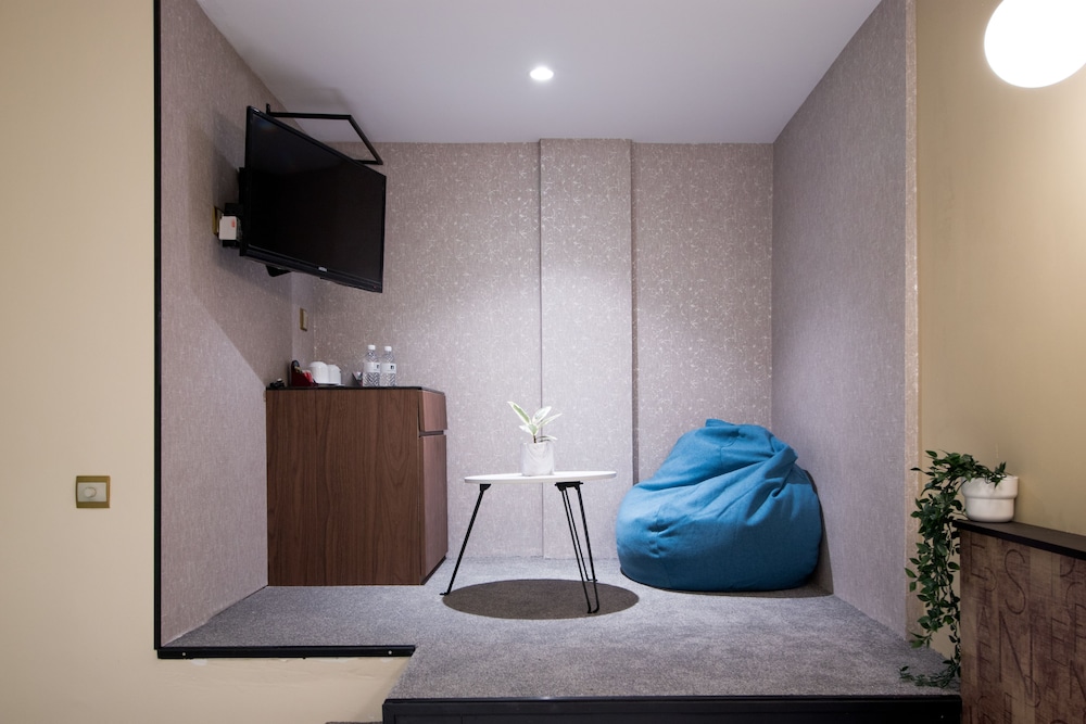 Harbour Ville Hotel Hamilton - Lavender 54/63