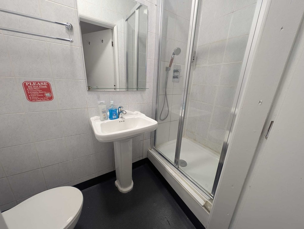 غرفة قياسية بسريرين منفصلين، London Shelton Hotel, Finsbury Park 4/4