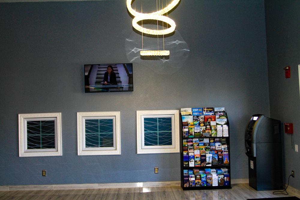 Super 8 by Wyndham Lenexa Overland Park/Mall Area 55/70