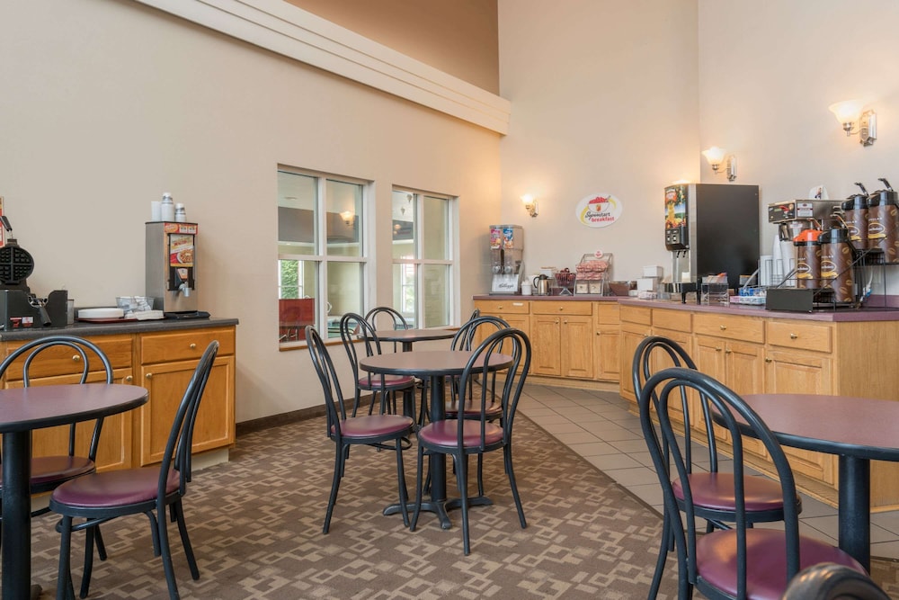 Super 8 By Wyndham Menomonie Wi 19/25