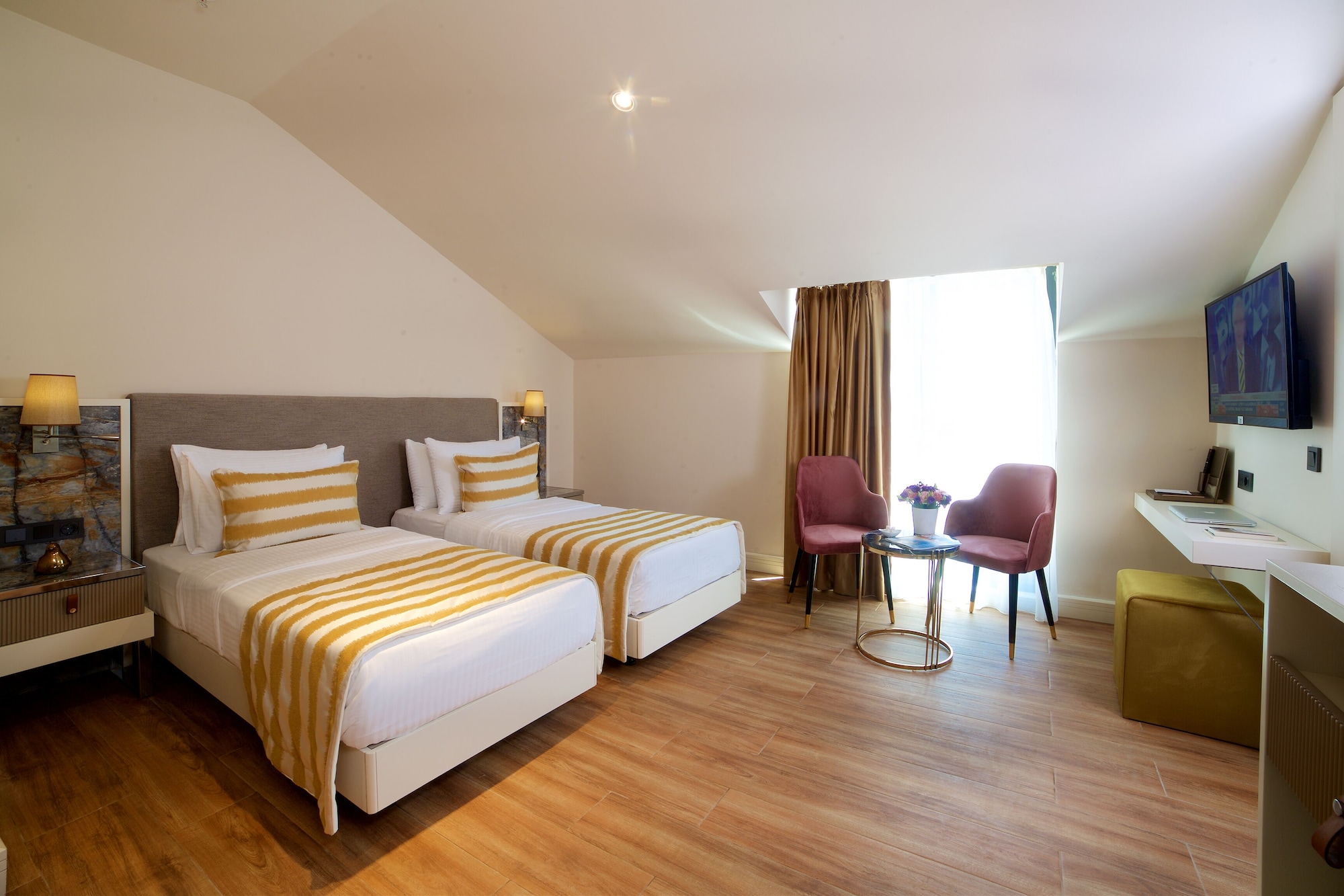 DELUXE, KING BED, BALCONY