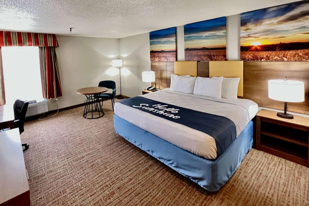 غرفة بسرير كينج بجاكوزي للمدخنين، Days Inn by Wyndham Rayne/Crowley 2/2