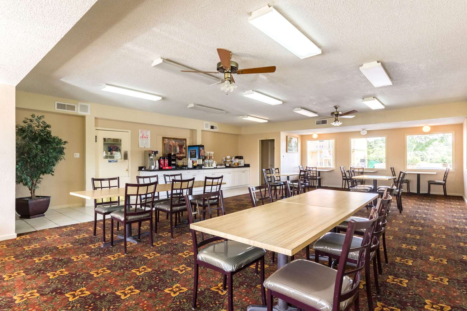 Hillview Inn At Six Flags Fiesta 28/35