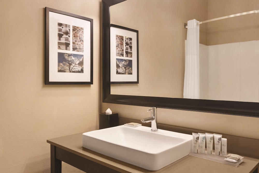 Country Inn & Suites by Radisson, Albert Lea - Austin 12/35