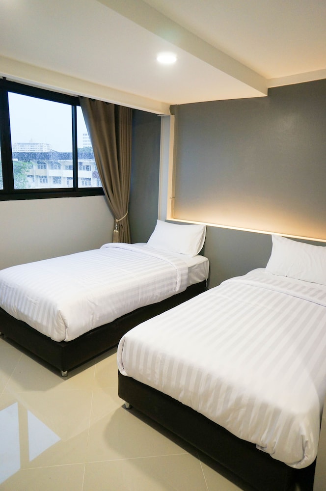 Lux Rooms Night Bazaar 10/33
