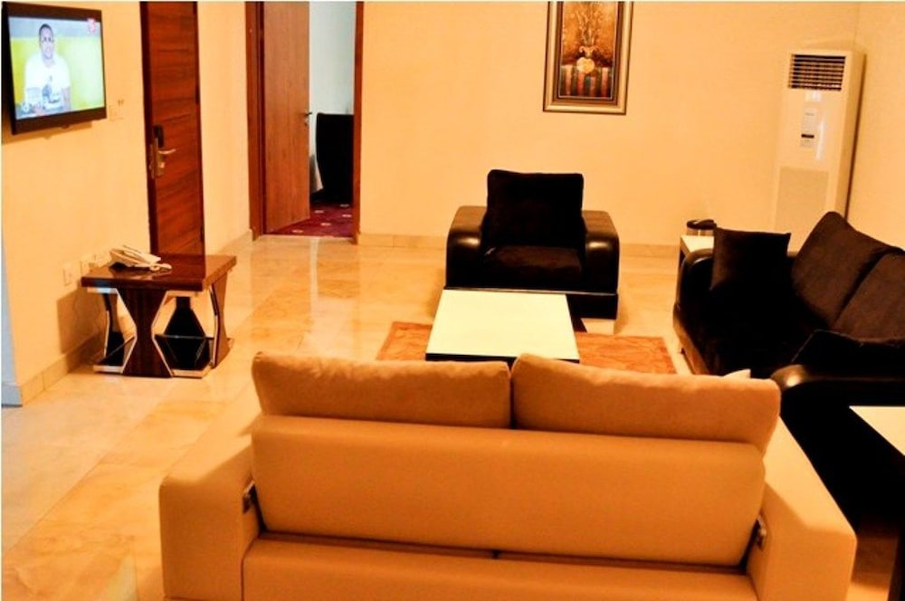 Caledonian Suites 52/63
