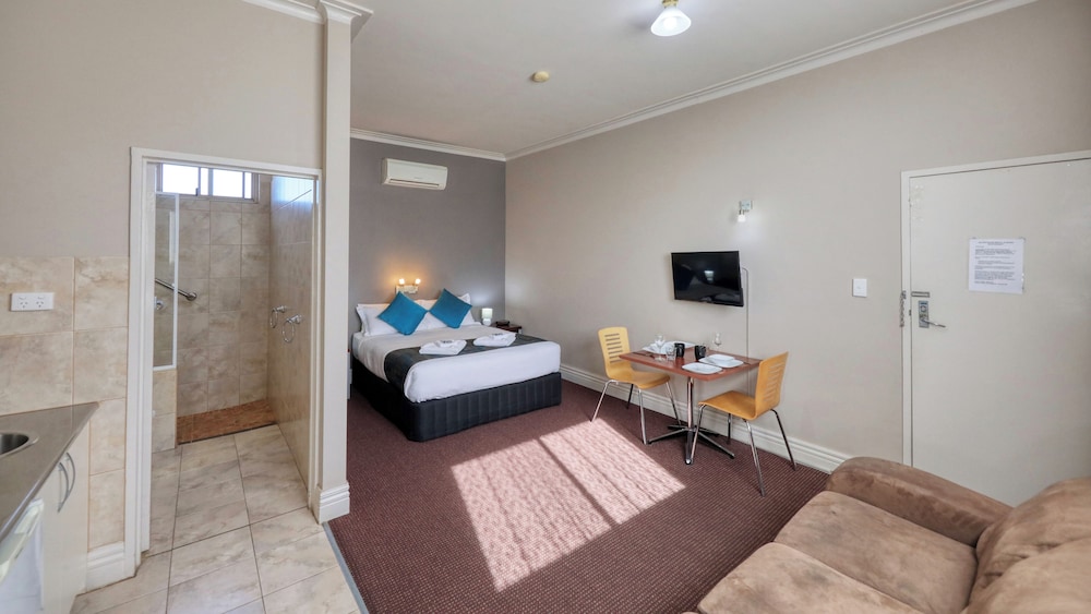SILVER HAVEN MOTOR INN 17/41