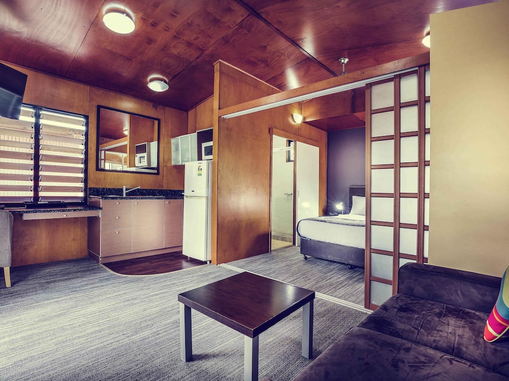 Mercure Darwin Airport Resort 12/83